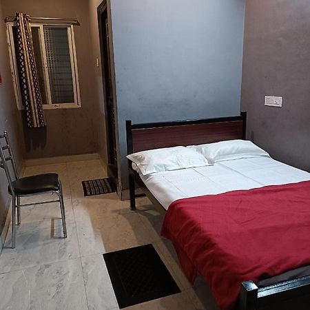 Radhika Lodge Ballari Zewnętrze zdjęcie